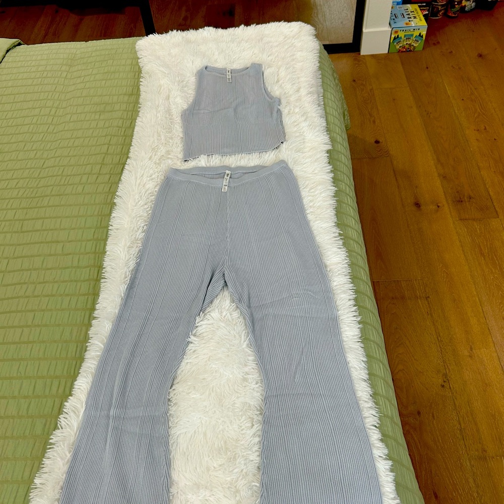 RVCA Sunday collection
Swerve Flared Pants and Crop Top, Size Medium